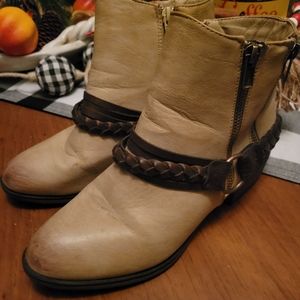 Lightly worn size 9 tan boots